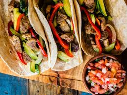 Podréis escoger entre preparar fajitas de pollo o burritos de pollo , ambas recetas son fáciles de hacer y os permitirán incorporar un poquito de verdura a la dieta infantil. Comidas Mexicanas Faciles