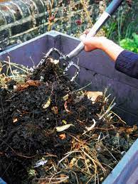 Layer Green And Brown Material In Compost Heap Compost Easy Garden Garden Compost