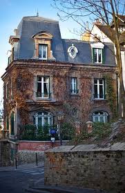 A Charming House In Montmartre 22 Rue Cortot Paris 18e Vieilles Maisons Vieilles Maisons Abandonnees Belle Maison