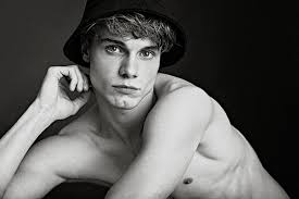 DE • LUCA Magazine • ISSUE 01 • NEXT GEN // PELLE KREMO by TOPPER KOMM