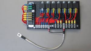 A fuse provides an easily replaceable weak link which will melt before your wiring, or your whole car fusible links are designed for very high amp ratings and are bolted in place, usually in a fuse box. Aftermarket Auto Fuse Box Wiring Diagram Miss Pride Miss Pride Lastanzadeltempo It