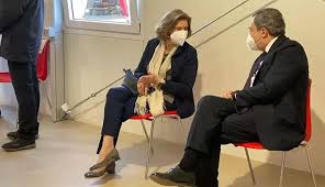 Başbakan conte istifa kararı aldı. Italya Basbakani Ve Esi Koronavirus Asisi Icin Sira Beklerken Goruntulendi Supergundem