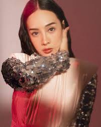 Pose Anya Geraldine ala Super Model, Netizen: Bajunya Kayak Ultraman(DON)