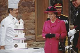 Queen elizabeth has a sharp sense of humor! Queen Elizabeth Turns 91 Still Loves Cake Bon Appetit