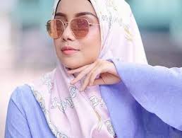 Media sosial sejak semalam hangat memperkatakan tentang isu sari pengantin india lehenga yang digayakan pelakon mira filzah bagi. Mira Filzah Pakai Cermin Mata