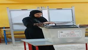 سيدات الوراق يتوافدن على لجنة مدرسة الوفاء للتصويت في انتخابات «النواب