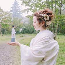 遠近法を上手に使い 花嫁さんよりも背が高い旦那さんが小さくなっちゃいました 手のひらにちょこんと乗っている姿がかわいいですね ウエディング 前撮り 結婚式 イメージ 前撮り ポーズ