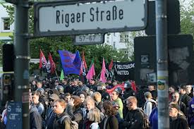 Im bereich der rigaer straße seien dann vermehrt pyrotechnik und nebeltöpfe gezündet worden, die von umliegenden dächern und balkonen teilweise in richtung eingesetzter polizeikräfte geworfen worden seien. Rigaer Strasse Viele Straftaten Kaum Verurteilungen Berlin De