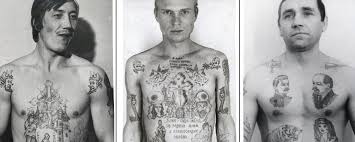 La symbolique de la rose des vents sera donc une certaine maîtrise de son destin, sans renier sur le but à atteindre. L Encyclopedie Visuelle Des Tatouages Des Prisonniers Russes