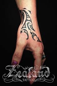 Maori Tattoos For Women On Hand Google Search Maori Tattoo Tribal Hand Tattoos Hand Tattoos