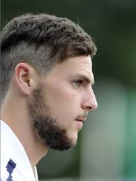 I capelli sui laterali e . Taglio Di Capelli Uomo Alla Mattia Destro