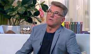 Gjon delhusa — wie viele wörter braucht mein lied 03:09. Koronavirusos Delhusa Gjon A Korhazbol Jelentkezett Be Az Enekes Likenews