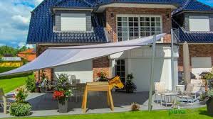 Dank Diesem Aufrollbaren Sonnensegel Bleibt Der Sonnenschirm Zu Recht Eingepackt Zwei Befestigungen Outdoor Dekorationen Sonnensegel Aufrollbare Sonnensegel