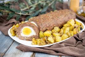 In questa versione formate le polpette partendo dal lombo di maiale macinato, arricchitelo con un trito a coltello di arista di maiale: Polpettone Ripieno Con Uova Sode Ricetta Per Pasqua Vasa Vasa Kitchen