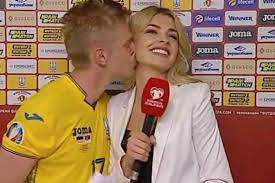 Olexandr zinchenko is a well known ukrainian politician, who is currently the mayor of kiev, as well as his country's former ambassador to italy. Vlada Shcheglova La Bella Reportera Besada Por Oleksandr Zinchenko Curiosidades De Futbol Futbolred