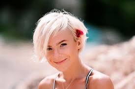 For a very trendy stylish look, like welch's hair on the left, wear your bangs. 55 Long Pixie Cut Looks For The New Season Lovehairstyles