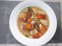 Bersihkan tulang/buntut,rendam dgn parutan nenas kurleb 30menit,kemudian cuci bersih; Resep Sop Tulang Sapi Yang Bening Dan Gurih