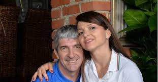 Insieme marito e moglie hanno scritto e pubblicato per mondadori il libro quanto dura un attimo uscito nel 2019. Paolo Rossi E La Malattia La Moglie Federica La Diagnosi Dopo Il Viaggio Alle Maldive Corriere It