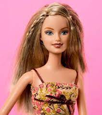 Another thing to remember is the use of strong hold hair styling products for medium length hairstyles. Top 10 Barbie Frisuren Die Sie Auch Versuchen Konnen Einfache Interessante Und Schone Frisuren Barbie Doll Hairstyles Barbie Hairstyle Cute Hairstyles