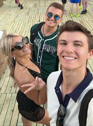 So proud of my brothers! They received their GOLDEN PLAY BUTTON for having  1 million YouTube Subscribers! The BEST role models! ‼️🤍