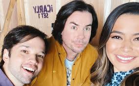 A group of best friends creating a webcast while grappling with everyday problems and adventures. Icarly Jay Kogen Exits As Co Showrunner Of Revival Series On Paramount Deadline