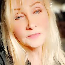 Rene Lynn's Instagram, Twitter & Facebook