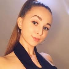 Ellie Louise Head (@EllieLHead)