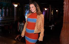 Maíra charken, rio de janeiro. Estilosa Maira Charken Exibe Barrigao De Gravida Em Noite De Peca Ofuxico