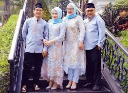 Keluarga ini memang selalu tampil kompak dengan seragam keluarga nya, khusunya pada momen lebaran. Model Baju Lebaran Ala Artis Inspirasi