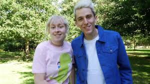 Le monde à l'envers is a reminder that, when we allow life to pass us by, when we stop looking for happiness and comfort in others, we begin to forget what really matters, starting with ourselves. Le T Shirt Rose De Jeny Le Monde A L Envers Dans Notre Derniere Video Spotern