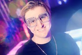 Who remembers? V PARENTAL EXPLICIT COM COMTENT ADVISORY