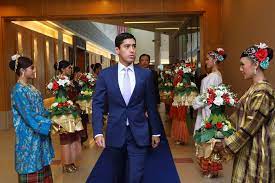 Universiti tunku abdul rahman endeavours to cultivate community spirit among its students by encouraging them to take part in volunteer services for the community. Pin On South East Asian Royals