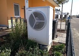 gerade in neubaugebieten sind luftwarmepumpen nicht mehr zu ubersehen hier luftwarmepumpe von stiebel eltron s warme haus renovieren kosten heizungstechnik