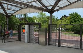 Der britzer garten verfügt über sechs eingänge, darunter mohriner allee (bus 181, haltestelle rotkopfweg, kleiner parkplatz). Automatisierte Eingange Im Britzer Garten Grun Berlin