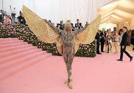 Billy porter chats with access hollywood's mario lopez at the 2019 golden globe awards and spills details on his fierce fashion. Billy Porter Statement Dressing At The Tonys Oscars And Met Gala Bbc News