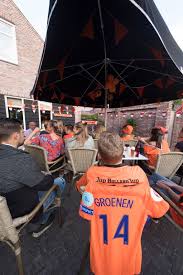 Get your team aligned with. Ek Koorts In Riel Dorp Juicht Massaal Voor Jackie Tilburg Bd Nl