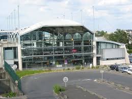 À l'est, le plateau tombe rapidement sur la seine. Bahnhof Massy Tgv