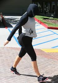 If you are wondering what exercises her. Amber Rose Vs Khloe Kardashian Who Wins Battle Of The Booty