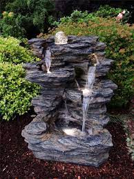 Springbrunnen — springbrunnen , fontäne , ein brunnen , bei welchem durch den natürlichen wasserdruck oder durch pumpwerke ein wasserstrahl emporgetrieben wird. Zidan Wasserfall 80cm Polystone Gartenbrunnen Schiefer Optik Springbrunnen 963