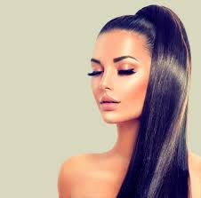 Rihanna'nın saçı akan bir şelaleyi andırıyor. At Kuyrugu Modelleri Yuksek Daginik Orgu At Kuyrugu Blog11