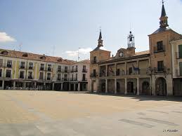 Este conviene para descanso familiar, viajes juveniles baratos, castillo, montañas, descanso fuera de la ciudad, naturaleza descanso. Burgo De Osma Soria Espana Spain Castilla Leon