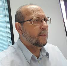 Ser el becario del pinganillo de Ayuso es agotador. El cuerpo y la mente ya  van pidiendo unas vacaciones. (Ja, como si la temporada próxima fuese a ir  mejor...) #pinganillo #ayuso #madrid #