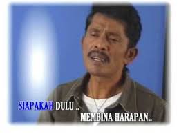 Lima hari sudah kurindu tak bisa kumenghubungimu kau sedang dengan dirinya sedang kita rahasia kapankah kau ada waktu sembunyi untuk bertemu baru kau sapa ku tersipu kau puji lupa amarahku karena kau paling tahu cara lemahkan hatiku walau tak ada yang pasti yang kau beri hanya mimpi lantas mengapa ku. Mimpi Yang Tak Sudah Lyrics