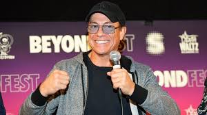 Er betrieb zudem bodybuilding und machte ab 16 eine ballettausbildung.van damme wurde bereits mit neunzehn jahren mittelgewichtsmeister der european professional karate association. Frau Nummer Funf Jean Claude Van Damme Ist Wieder Vergeben Promiflash De