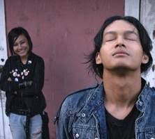 Ayu (aiu) ratna (vokal, gitar), fedi nuril (keyboard, gitar) dan aries budiman (drum). Fedi Nuril Sekali Cium Langsung Oke