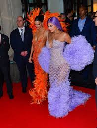 Though the kardashians and the jenners always look good on the met gala red carpet, the famous family is not exactly known for sticking to the theme. Kendall Jenner And Kylie Jenner 2019 Met Gala Celebmafia