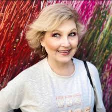 What hotels in Gatlinburg have free breakfast and a pool within walking  distance of the strip?