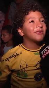 KKTC'deki Barış ve Özgürlük Bayramı Geçit Töreni'ne katılan minik çocuk,  Türkiye Cumhurbaşkanı Erdoğan ile sohbet edip ona sarıldı:, "Onu çok  seviyoruz. 'Erdoğan dede sana sarılabilir miyim?' dedim, ...