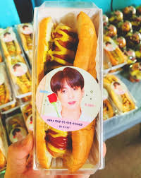The friendship between the two, born in 1997, is popular among fans. Yeo Jin Goo Sent A Truck Full Of Hot Dogs All The Way To Busan For His Bestie Bts S Jungkook Kissasian