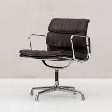 The iconic eames style ea117 aluminium chair stands out for its beautiful combination of materials. Soft Pad Aluminium Group Desk Chair By Charles Ray Eames For Herman Miller 89782